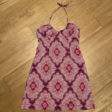 Robe à bretelles encolure cœur rose/violette