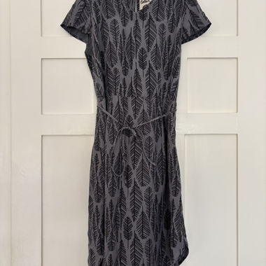 Robe d’été grise « Bleed » avec motif de feuilles