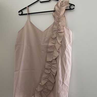 Top in raso rosa con volant