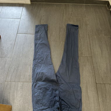 Blaue Chinos