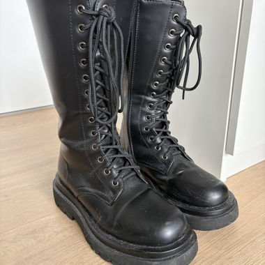 Schwarze Schnür-Stiefel im Combat-Style