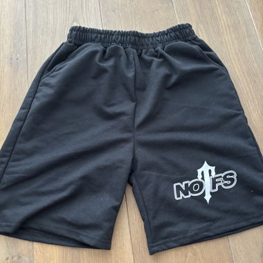 Schwarze Shorts mit NOFS-Logo