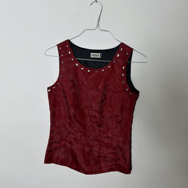 Yessica rotes ärmelloses Top