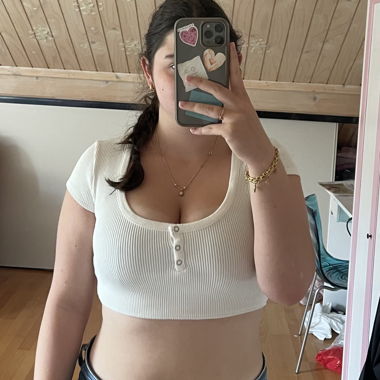 Weisses Crop-Top mit Knöpfen und kurzen Ärmeln