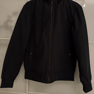 Schwarze Kapuzenjacke mit Reissverschluss