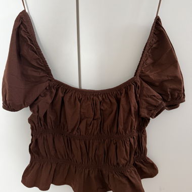Top marrone arricciato