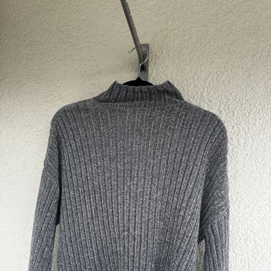 Grauer Strickpullover cropped 