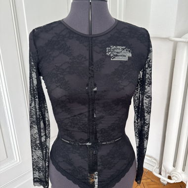 Top in pizzo nero a maniche lunghe