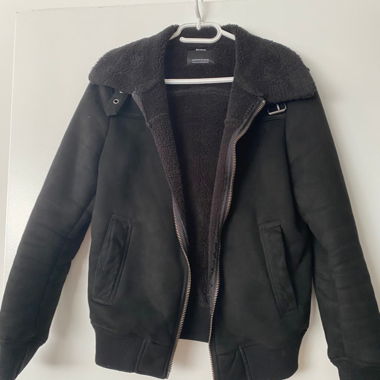 Schwarze Teddyjacke