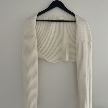 Weisse Strickjacke