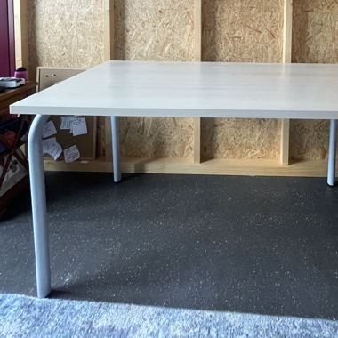 Arbeitstisch aus hellem Holz 