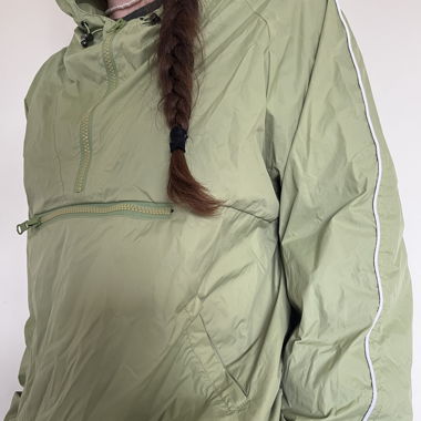 Grüner Regenschutz