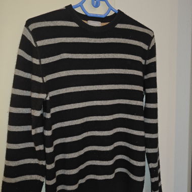 Maglione a righe nero e grigio
