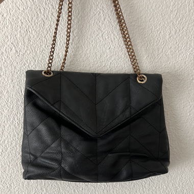 Schwarze Handtasche mit viel Stauraum