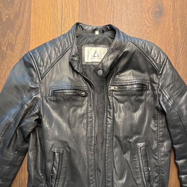 Schwarze Lederjacke
