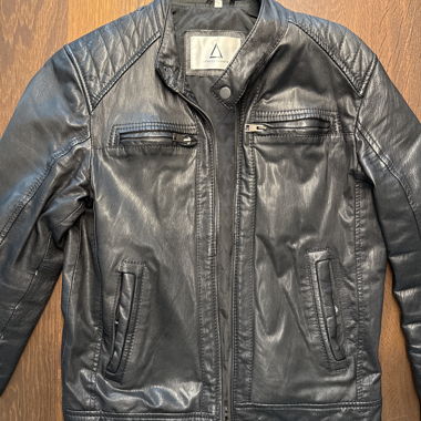 Schwarze Lederjacke