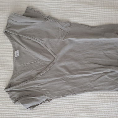 T-shirt estivo grigio con scollo a V