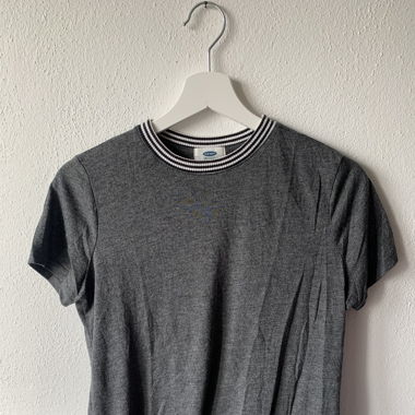 Dunkelgraues Shirt