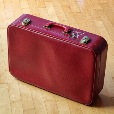 Cooler roter Vintage-Koffer mit Schlüssel (3x)
