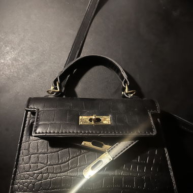 Sac à main noir avec quincaillerie dorée