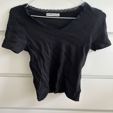 Top nero a costine con pizzo