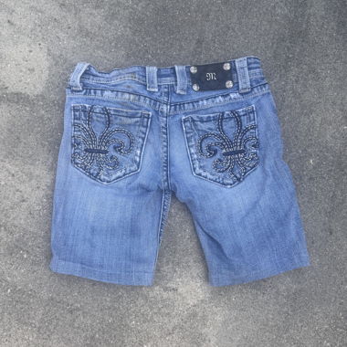 Blaue bestickte Jeansshorts