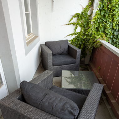 Rattan-Lounge mit 2 Sesseln und einem Tisch