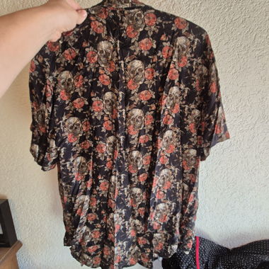 Chemise à motif tete de mort et roses 