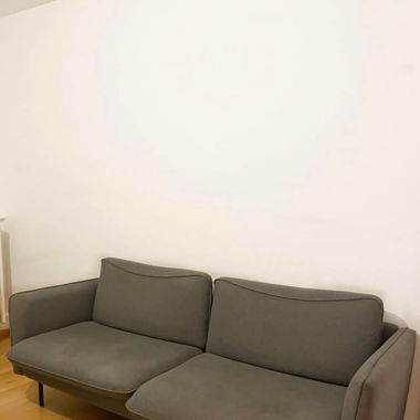 Dunkelgraues Sofa