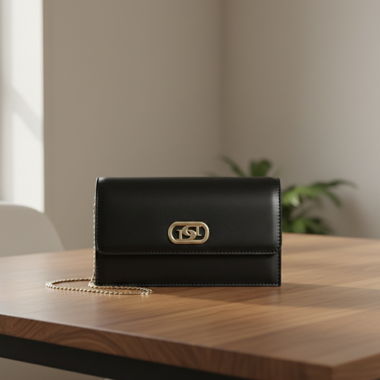 Schwarze Clutch mit Kette