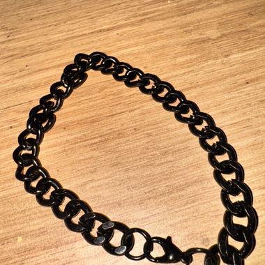 Schwarzes Armband aus Metall
