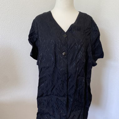 Blouse noire avec patte de boutonnage