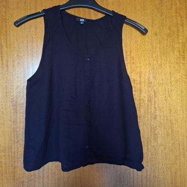 Schwarzer ärmelloser Button-Top