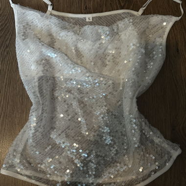Carino top bianco con paillettes