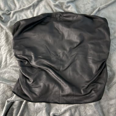 Schwarzes kunstleder-Top