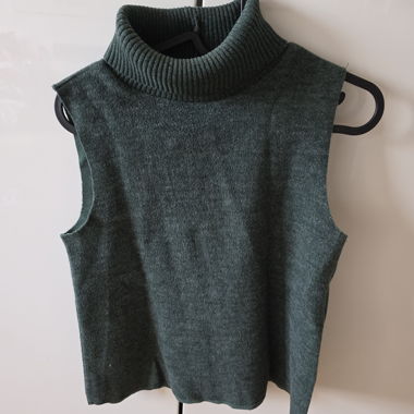 Pullover smanicato verde collo alto ZARA