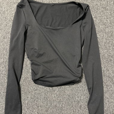 Maglia nera maniche lunghe con scollo a U
