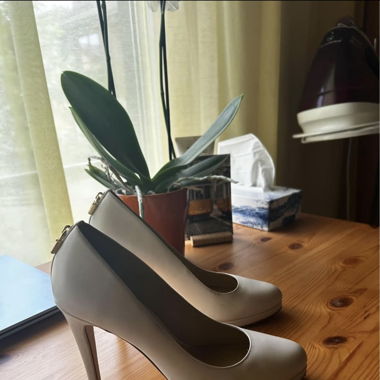 À vendre les chaussures blanches en cuir 