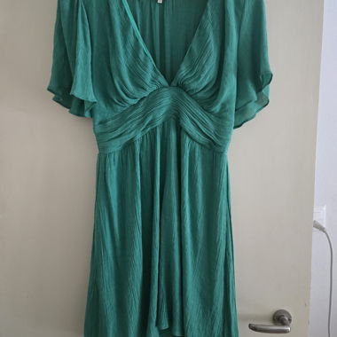 Grünes Kleid mit V-Ausschnitt