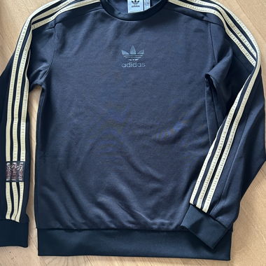 Pull Adidas Original avec rayures dorées