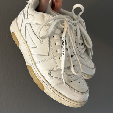 Off-White Sneaker