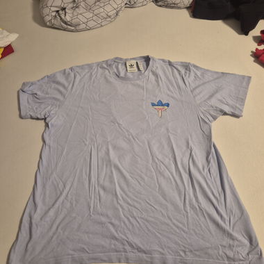 T-shirt Adidas grafica lilla