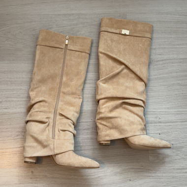 Beige hohe Stiefel