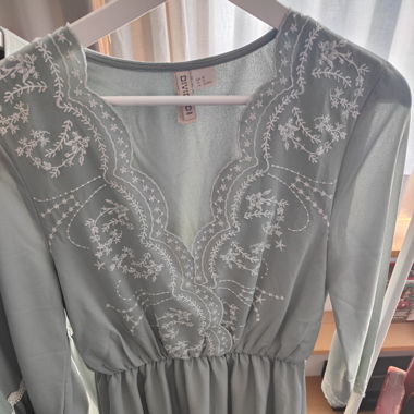 Kleid mit Stickereien 