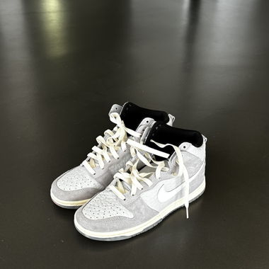 NIKE DUNK HIGH BTTYS WOLF GREY 