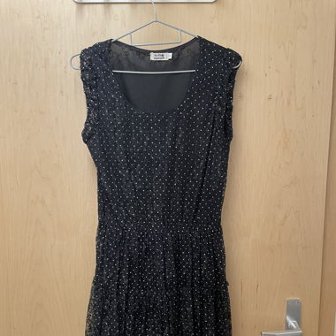 Gepunktetes Spitzenkleid