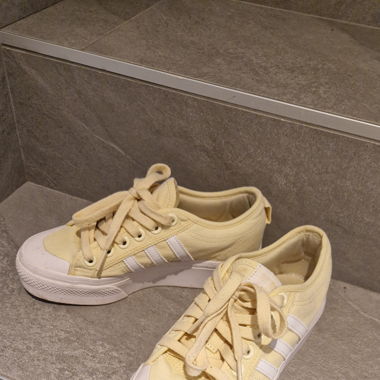 Adidas, semelle compensée jaune pastel