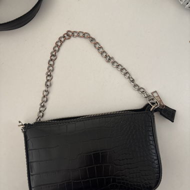 Pochette noire à chaîne