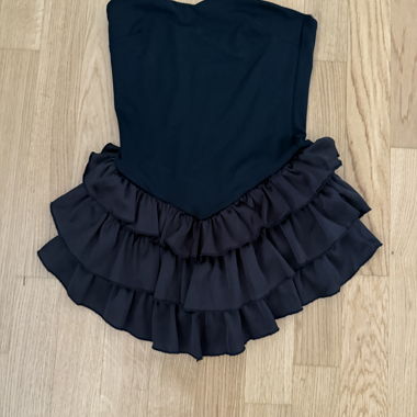 Robe noire à volants
