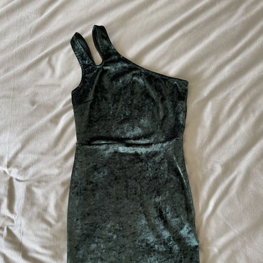 Robe courte moulante style velours 